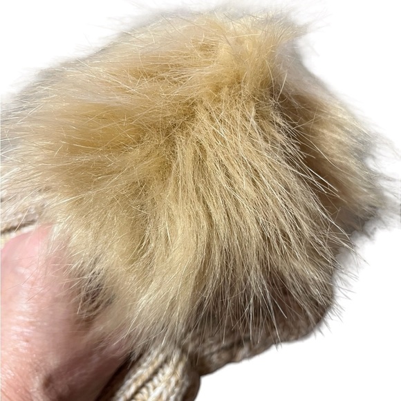 NWT Time and Tru Women’s Pom Pom Beanie - Picture 3 of 4